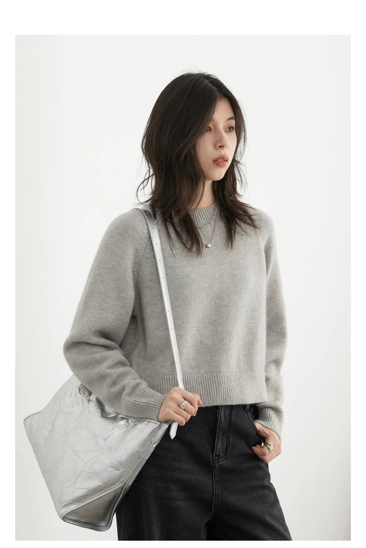 Cozy Loose Knitted Jumper with Raglan Sleeves, crafted from soft, luxurious fabric for ultimate comfort. This versatile piece features a flattering loose fit, perfect for any body shape, making it ideal for lounging or brunch outings. Available in classic