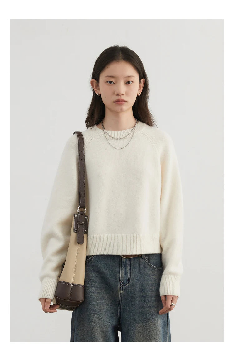 Cozy Loose Knitted Jumper with Raglan Sleeves, crafted from soft, luxurious fabric for ultimate comfort. This versatile piece features a loose fit that flatters all body shapes, making it perfect for lounging at home or brunch outings. Available in