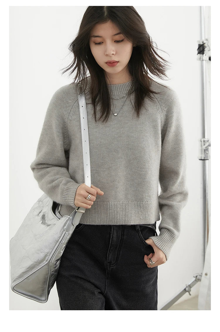 Cozy Loose Knitted Jumper with Raglan Sleeves, crafted from soft, luxurious fabric for ultimate comfort. This stylish and versatile piece features a loose fit that flatters all body shapes, making it perfect for lounging at home or brunch outings.