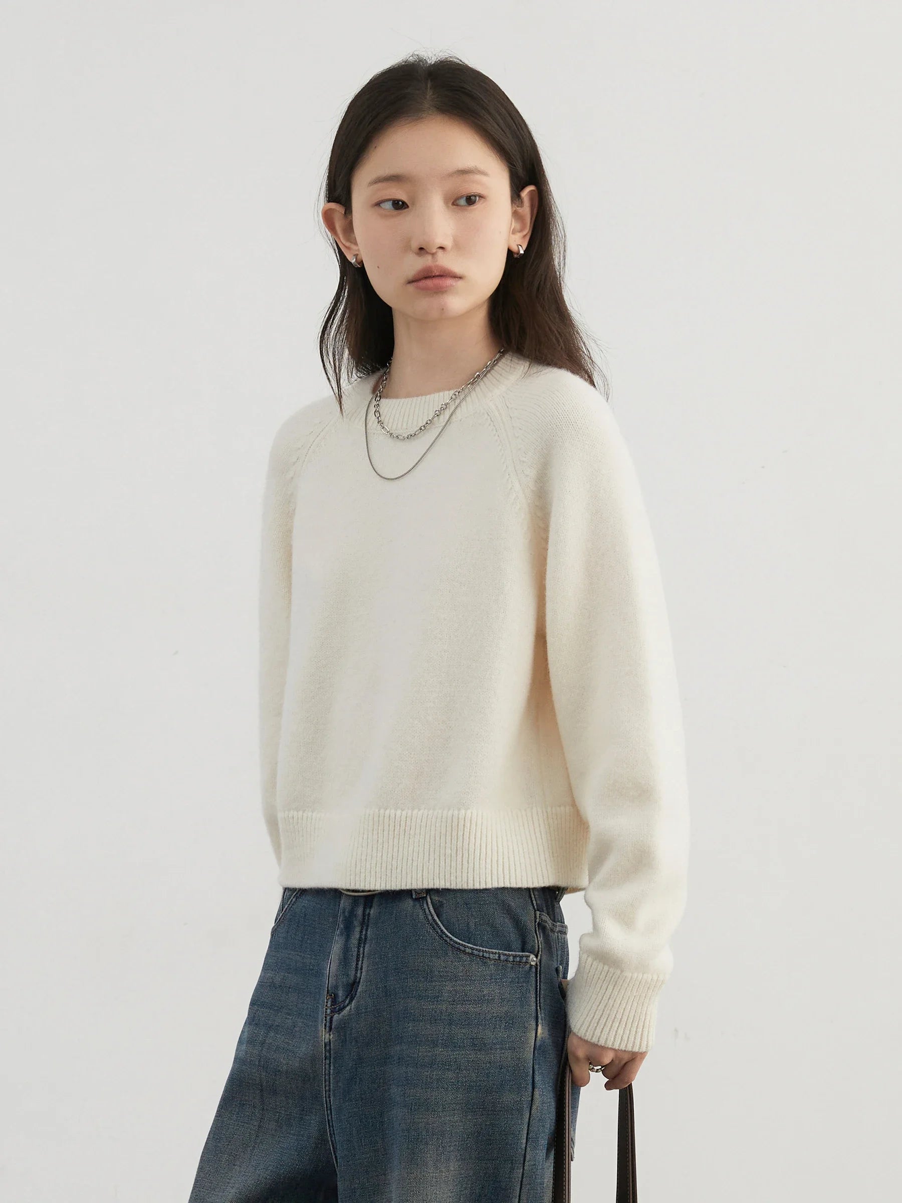 Cozy Loose Knitted Jumper with Raglan Sleeves, crafted from luxuriously soft fabric for ultimate comfort. This versatile wardrobe staple features a flattering loose fit and breathable design, perfect for lounging at home or casual outings. Available in classic colors