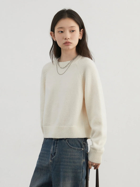 Cozy Loose Knitted Jumper with Raglan Sleeves, crafted from luxuriously soft fabric for ultimate comfort. This versatile wardrobe staple features a flattering loose fit and breathable design, perfect for lounging at home or casual outings. Available in classic colors